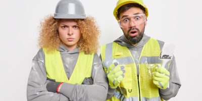 BOZP povinnosti musia dodržiavať pracovníci v ochranných vestách a prilbách.