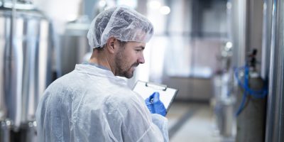 Technik v HACCP vykonáva hygienickú kontrolu a zapisuje údaje.