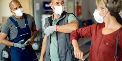 Kolegovia s respirátormi dodržiavajú hygienu práce a vítajú sa lakťami.