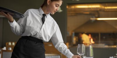 pomocná sila - brigádnička počas letnej sezony vypomáha v hoteli